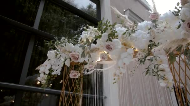 Cámara Lenta Decoración Boda Área Ceremonia Boda Arco Decorado Con — Vídeos de Stock