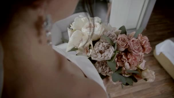 Sakta Backarna Bruden Håller Bröllopsbukett Med Vita Och Rosa Blommor — Stockvideo
