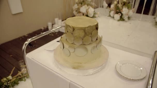 Zeitlupe Schöne Zarte Torte Golddekor Hochzeitstorte Auf Der Straße — Stockvideo