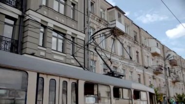 Ağır çekim. Tram T3 'ün bir parçası, tramvay kornaları. Eski kırmızı tramvay. Vintage toplu taşıma.