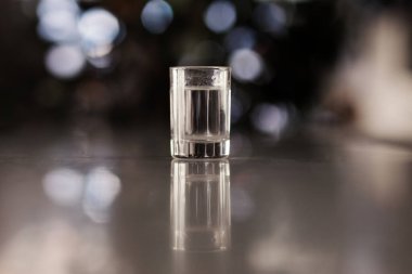 Bardakta votka, sisli bardakta soğuk sert içki..