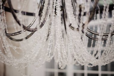 Kristal avize yakın plan. Web masaüstü duvar kağıdı, kart, davetiye, düğün veya bebek partisi albümü, arkaplan, sanat.