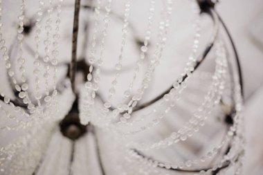 Kristal avize yakın plan. Web masaüstü duvar kağıdı, kart, davetiye, düğün veya bebek partisi albümü, arkaplan, sanat.