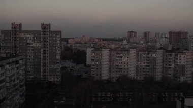 Eski bir Sovyet gökdeleninde ufuk çizgisinde zaman atlaması. Şafak eski gökdelenlerin arka planına karşı.