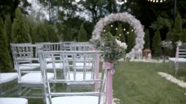 Bahçe ve sahil bölgelerindeki düğün etkinlikleri için hazırlanmış sandalyeler şık ve güzel bir düğün töreni. Yavaş çekim.