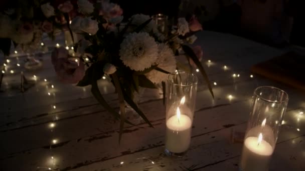 Égő Fehér Gyertyák Üvegvázákban Sötétben Gyönyörű Üveg Váza Esküvői Dekorációval — Stock videók