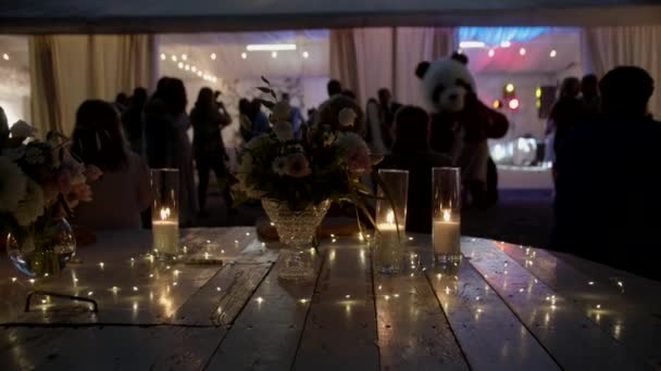 Палаючі Білі Свічки Скляних Вазах Темряві Красива Скляна Ваза Весільним — стокове відео