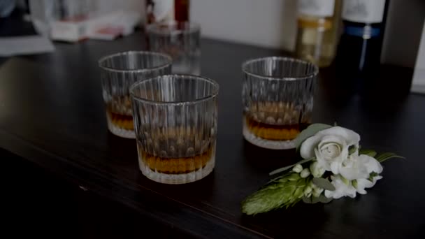 Runt Whiskyglasögonen Närbild Whiskyglas Brudgummens Arvoden Fira Din Bröllopsdag Långsamma — Stockvideo