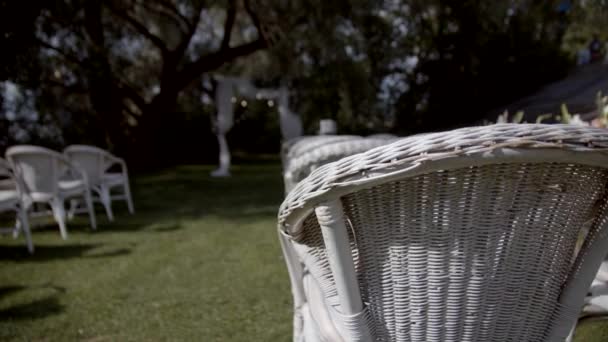 庭や海岸エリアでの結婚式のイベントのために作られた椅子スタイリッシュで美しい結婚式 スローモーション — ストック動画