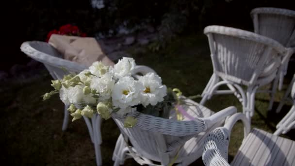 Kytice Eustomových Květin Židli Kytice Čerstvých Bílých Květin Zpomalený Pohyb — Stock video