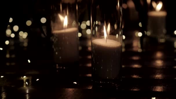 Égő Fehér Gyertyák Üvegvázákban Sötétben Gyönyörű Üveg Váza Esküvői Dekorációval — Stock videók