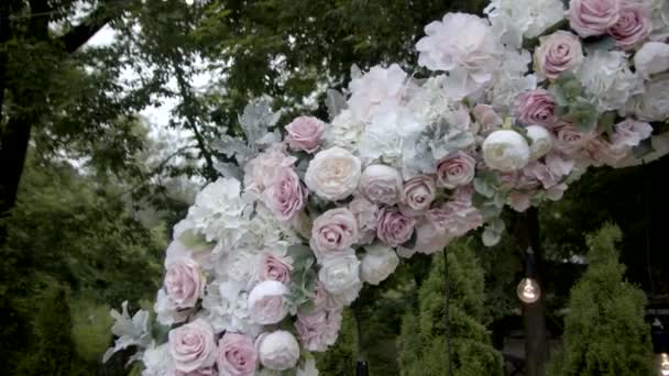 Den Runda Bröllopsbågen Dekorerad Med Färska Vita Och Rosa Blommor — Stockvideo