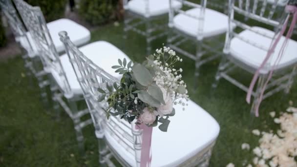 Білі Дерев Яні Стільці Прикрасою Квітів Клині Прикраса Весільної Церемонії — стокове відео