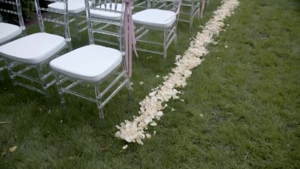 Weiße Holzstühle Mit Blumenschmuck Auf Einem Hochzeitskleid Hochzeitsdekoration Zeitlupe — Stockvideo