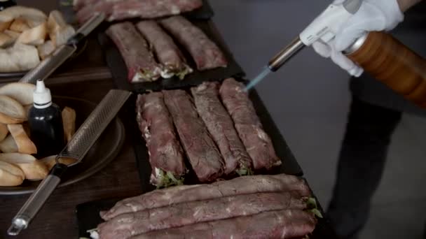 厨师的手煮肉 烧了他 在餐馆有效地供应肉类 慢动作 — 图库视频影像