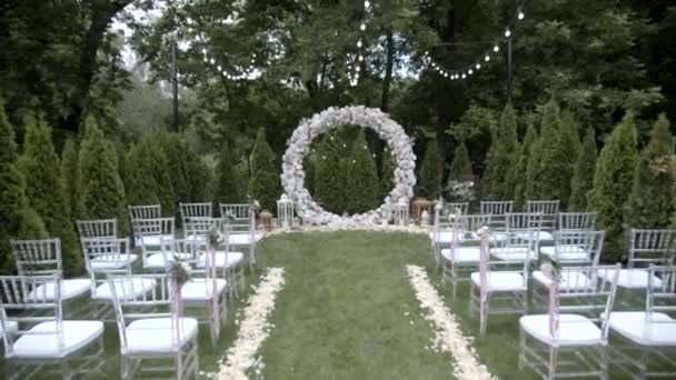 Весільна Кругла Арка Тканини Біло Рожевих Квітів Зеленому Природному Фоні — стокове відео