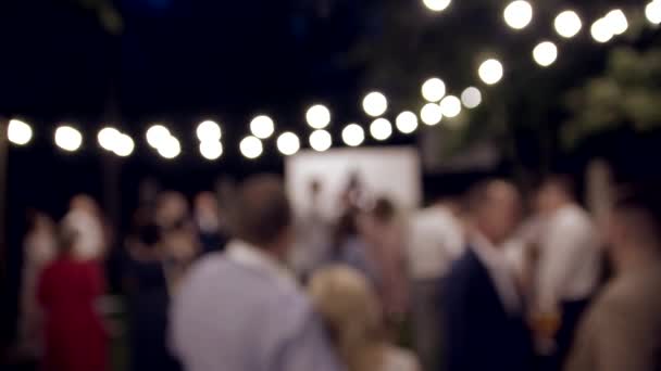Defokussierter Blick Auf Eine Große Hochzeitsgesellschaft Mit Silhouetten Von Menschen — Stockvideo