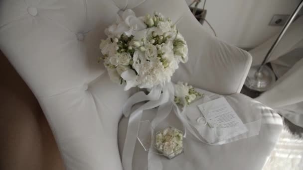 결혼식 Bride Boidoir 베이지 구두와 의자에 신부의 부속품들 결혼식 슬로우 — 비디오