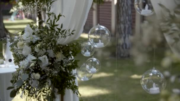 Huwelijksdecor Gebied Van Trouwceremonie Boog Versierd Met Bloemen Onderdeel Van — Stockvideo