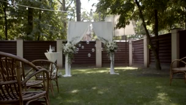 Hochzeitsdekor Bereich Der Trauung Bogen Mit Blumen Geschmückt Teil Der — Stockvideo