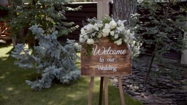 婚礼装潢 婚礼的地点 用鲜花装饰的拱门 节日装饰的一部分 鲜花的布置 慢动作 — 图库视频影像