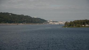 Güneşli havada nehrin üzerinde güzel bir manzara. Dinyeper Panoraması. Yavaş çekim.