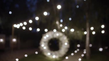 Geceleri güzel kemerin odağını kaybetmiş. Ampullerden gelen ışıklarla. Geceleri güzel ışıklandırma. Yavaş çekim.