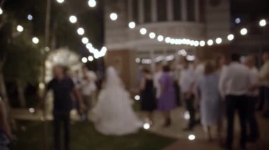 Harika bir düğün partisini siluetlerle izlemek. Gece çok güzel bir düğün düzenlenmiş. Yavaş çekim.