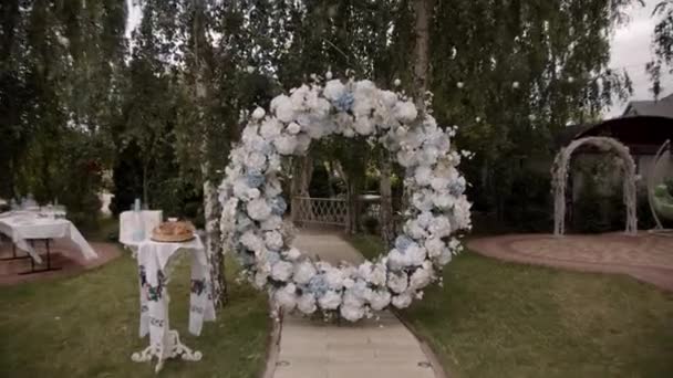 Esküvői Dekorációk Fehér Kék Virágokból Kerek Esküvői Boltívet Esküvői Ceremóniára — Stock videók