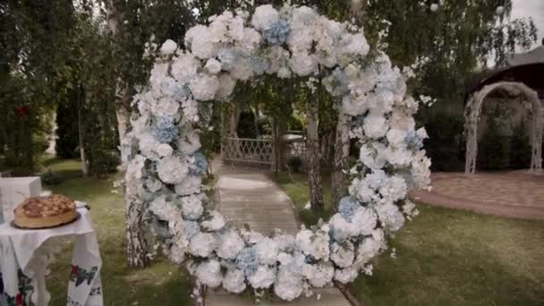 Στρογγυλή Γαμήλια Αψίδα Είναι Διακοσμημένη Φρέσκα Λευκά Και Μπλε Λουλούδια — Αρχείο Βίντεο