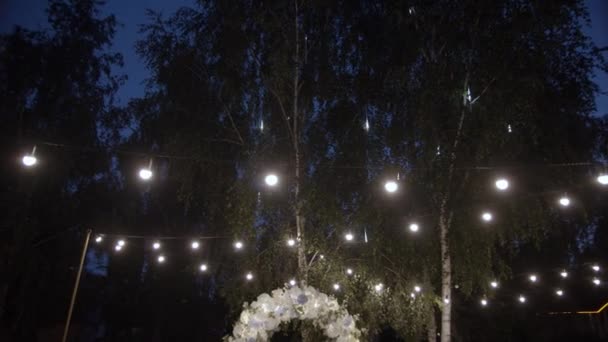 美丽的婚礼拱门在夜晚明亮的灯泡 夜晚美丽的灯光 慢动作 — 图库视频影像