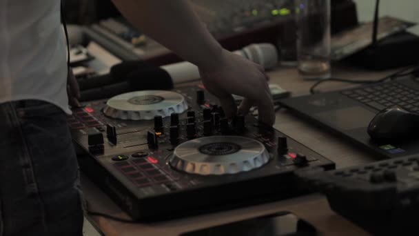 Consola Control Sonido Para Mezclar Música Dance Laptop Discoteca Manos — Vídeos de Stock
