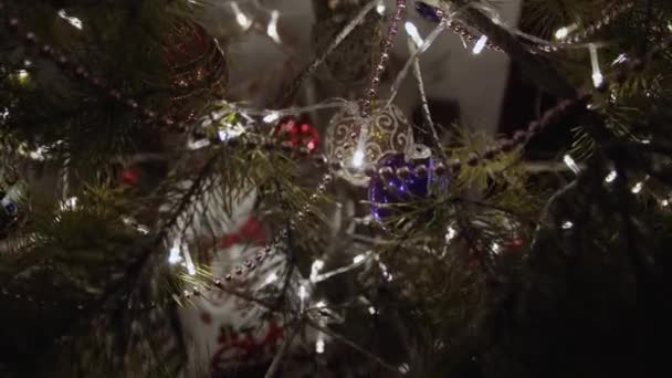 Hermoso Árbol Navidad Decorado Con Luces Bokeh Sala Estar Por — Vídeo de stock