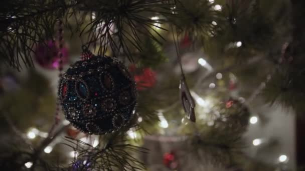 Ένα Όμορφο Διακοσμημένο Χριστουγεννιάτικο Δέντρο Φώτα Bokeh Στο Σαλόνι Βράδυ — Αρχείο Βίντεο