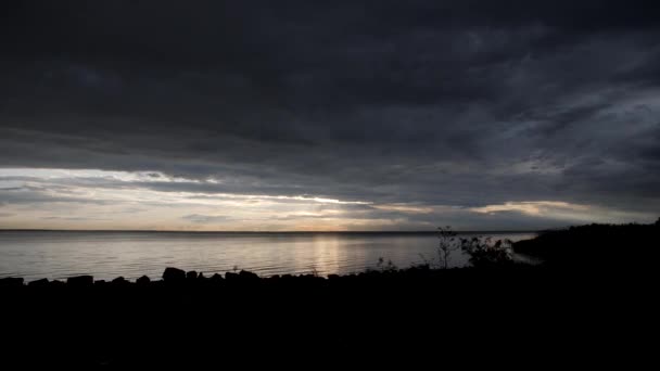 Mørk Dramatisk Stormsky Solnedgang Havet Fantastiske Lysstråler Havet Ved Solnedgang – Stock-video