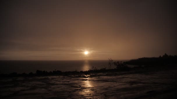 Mørk Dramatisk Stormsky Havet Utrolig Lys Stråler Havet Ved Solnedgang – stockvideo