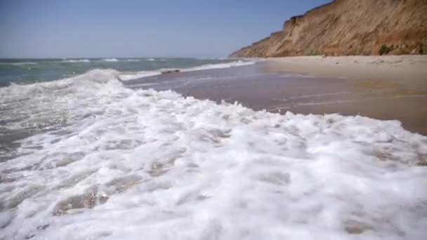 Plaj Denizi Dalgalar Sahili Yıkıyor Yaz Günü Kumsal Deniz Kum — Stok video