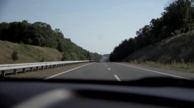 Araba manzaralı otoyol. Otobanda gidiyorum. Varoş çoklu şerit garaj yolu. 