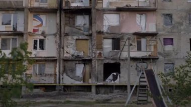 Kyiv, Ukrayna - 2022 baharında: Rusya 'nın Ukrayna' ya karşı savaşı. Ukrayna, Kyiv 'de bir apartmanın yıkımı. Ukrayna 'nın başkenti Kyiv' de düşman uçakları tarafından hasar gören bir yerleşim yeri..