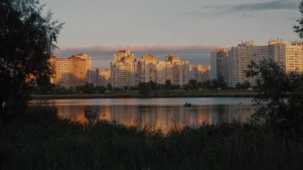 Blick Auf Die Stadt Von Der Anderen Seite Des Sees — Stockvideo