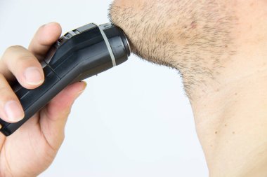 Elektrikli jiletle tıraş olmak.