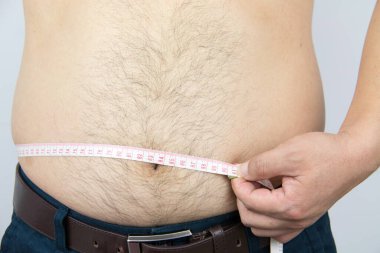 Adamın karnına yakın çekim.