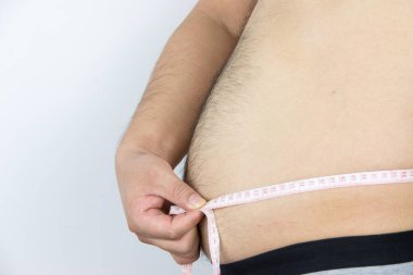 Adamın karnına yakın çekim.