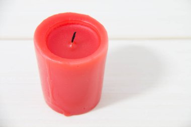 Beyaz tahta üzerinde kırmızı mum