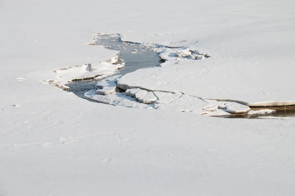 冬の雪と湖 — ストック写真