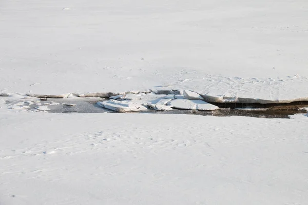 冬の雪と湖 — ストック写真