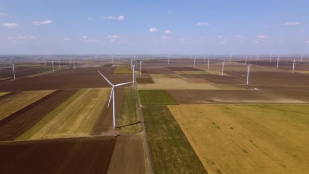 Vue Aérienne Parc Éoliennes Tiré Depuis Drone Basse Altitude Alors — Video