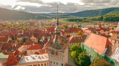 Romanya 'nın ortaçağ kenti Sighisoara' nın ön tarafında Saat Kulesi olan bir İHA 'dan havadan çekilmiş fotoğrafı. Sighisoara şehrinin kuş bakışı görüntüsü
