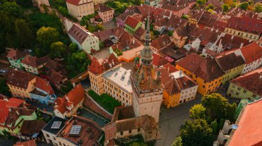 Romanya 'nın ortaçağ kenti Sighisoara' nın ön tarafında Saat Kulesi olan bir İHA 'dan havadan çekilmiş fotoğrafı. Sighisoara şehrinin kuş bakışı görüntüsü