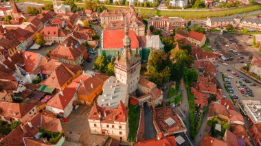 Romanya 'nın ortaçağ kenti Sighisoara' nın ön tarafında Saat Kulesi olan bir İHA 'dan havadan çekilmiş fotoğrafı. Sighisoara şehrinin kuş bakışı görüntüsü